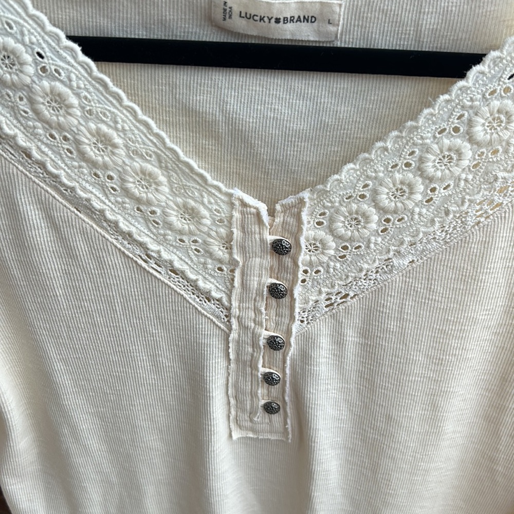 Lucky 🍀 Brand Ladies L Ivory top 1/4 button down & lace detail - Picture 4 of 10
